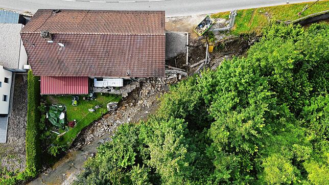 2021: Eine Drohnenaufnahme zeigt noch vor Einriss der Gebäudehälfte das Ausmaß der Zerstörung am Haus der Pereras. (Archivbild 15. Juli ...