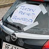 Die Themen der Protestaktion sind vielfältig. „Frieden, Freiheit, Grundrechte“ steht auf einem Auto mit Berner Kennzeichen, ...