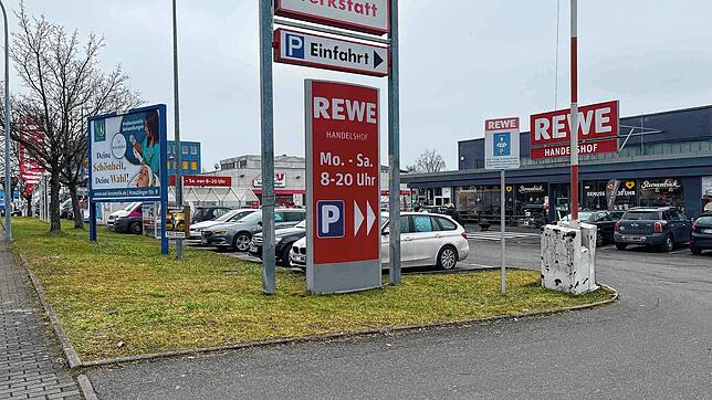(Archivbild von 2023) Die erste Tat fand im Rewe-Markt im Industriegebiet statt.