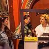 Linda Falcetta (links) nimmt die Besucher mit ins Basel 68er. Die Teilnehmer der Stadtführung werden mit eingebunden und halten den ...