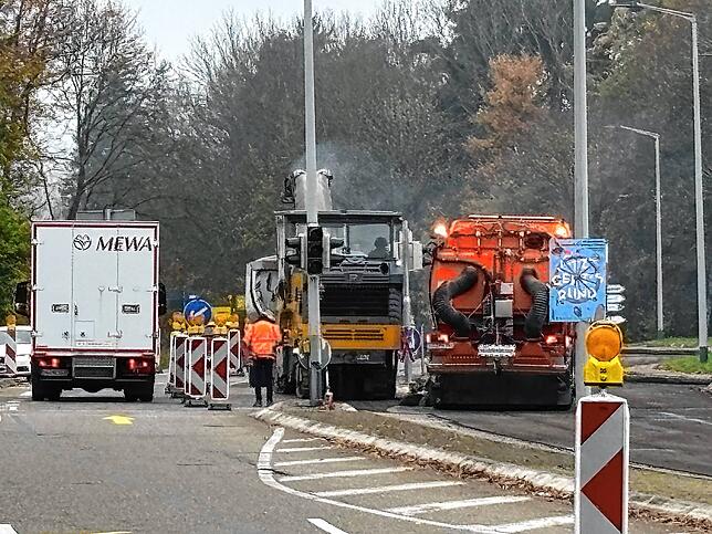 Am ersten Vormittag haben die Arbeiter im Bereich der Kreuzung Peterzeller Straße/Kirnacher Straße an der Stadtausfahrt in Richtung ...