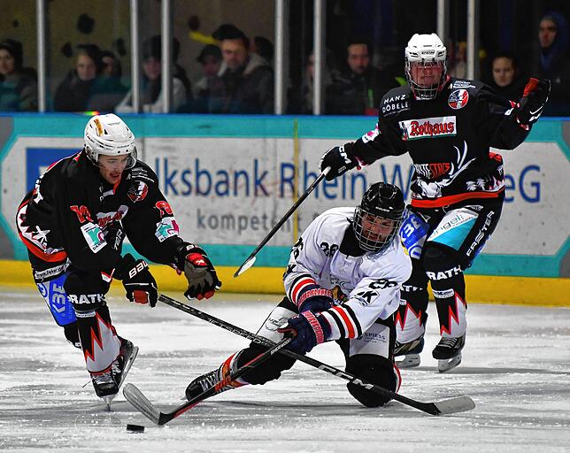 Zweikampf: Mark Ihlefeldt (links) vom EHC Herrischried fährt hier Marc Studer in die Parade. Der Abwehrspieler gewann mit dem HC ...