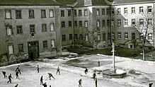Ganz schön eisig war‘s einmal: Schüler und Lehrer vergnügten sich während der Winterzeiten noch in den 1970er-Jahren auf der Eisfläche ...