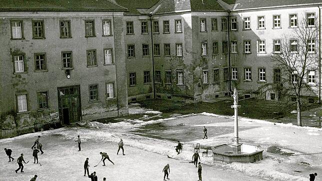 Ganz schön eisig war‘s einmal: Schüler und Lehrer vergnügten sich während der Winterzeiten noch in den 1970er-Jahren auf der Eisfläche ...