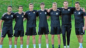 Neue Gesichter: Trainer Michael Hagmann (links) vom Verbandsliga-Aufsteiger SV 08 Laufenburg freut sich über die Neuzugänge (weiter von ...