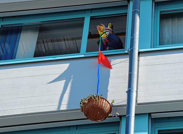 Bild 13: Bilder von der Machtübernahme in Stockach: Bürgermeister seilt den Rathausschlüssel ab