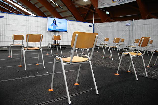 Das Kreisimpfzentrum in der Schwenninger Tennishalle steht oft leer, es mangelt an Impfstoff.
