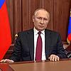 Dieses von der russischen Staatsagentur Tass verbreitete Bild, das aus einem Video gemacht wurde, zeigt Putin bei seiner Rede zur Invasion.