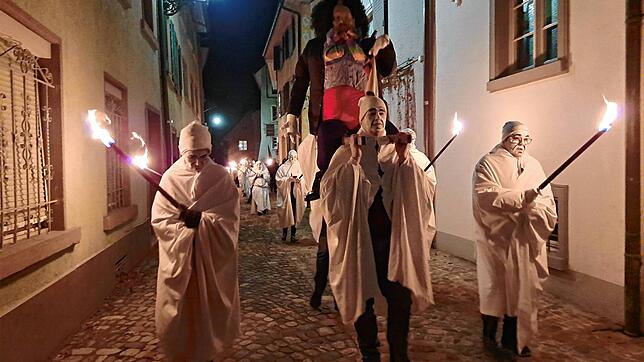 Urig: Die Hüüler beim Trauerzug durch die Altstadt. Das Ziel ist der Rathausplatz, wo der Böög verbrannt wird. Die Fasnacht 2024 ist ...