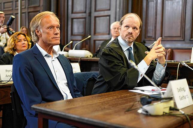 Gerhard Delling sitzt mit seinem Rechtsanwalt David Rieks bei dem Prozessbeginn wegen mutmaßlicher Kindesentführung im Landgericht Hamburg.