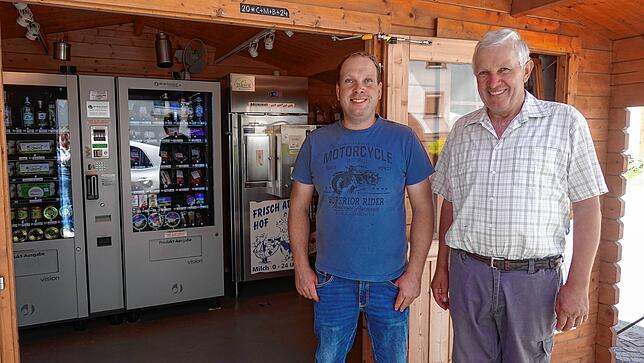Bei Christian und Elmar Bischoff in Mahlspüren gibt es frische Milch direkt von der Kuh. In ihren Automaten im Selbstbedienungs-Hofladen ...