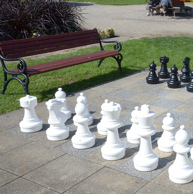 Strahlend weiß: Die neuen Figuren der Schachanlage.