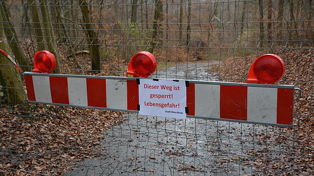 Weil der Hang neben dem asphaltierten Weg abgerutscht ist, bleibt der Gehautobel vorübergehend komplett gesperrt &ndash; auch für Fußgänger.