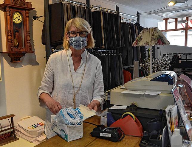 Hält Masken für jeden Kunden bereit: Lisa Bitzenhofer vom Bekleidungshaus Kappeler.