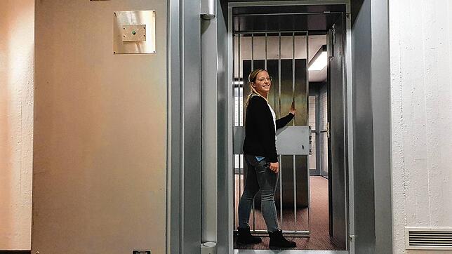 Anja Schuster, Mitarbeiterin bei der Volksbank Überlingen, öffnet die 4000 Kilogramm schwere Tresortür zu den Schließfächern. Was hier ...