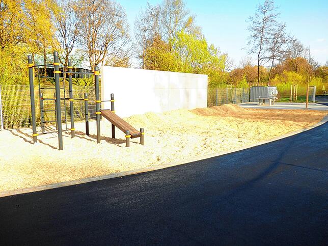 Die Trendsportanlage besteht nicht nur aus der Skateranlage. Hier der Street-Workout-Bereich, der noch nicht fertige Boulder-Block und ...