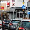 Eine lange Rotphase und viel Verkehr &ndash; das sorgt bei dieser Ampel beim Bahnhof schon mal dafür, dass sich die Autos bis in den ...