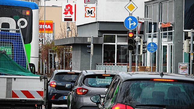 Eine lange Rotphase und viel Verkehr &ndash; das sorgt bei dieser Ampel beim Bahnhof schon mal dafür, dass sich die Autos bis in den ...