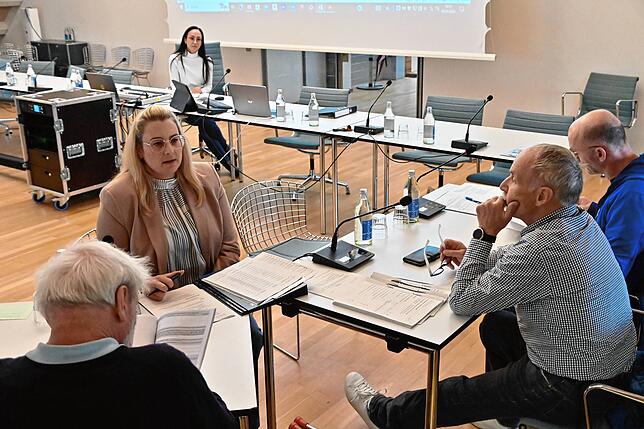 Der Gemeindewahlausschuss von Bodman-Ludwigshafen hat die Liste geprüft und zugelassen. Hier spricht Bianca Mack mit den ...