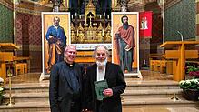 Pfarrer Fabian Schneider (links) und Publizist Johannes Werner vor den Repliken St.¦Peter und Paul. Foto: Christa Maier