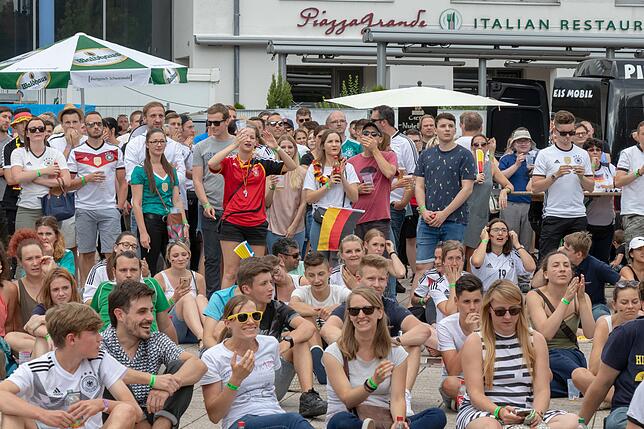 Rund 600 Besucher kamen zum Public Viewing des VfB Waldshut auf dem Waldshuter Viehmarktplatz.
