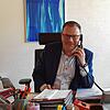 Die Arbeit geht nicht aus. Eggingens Bürgermeister Karlheinz Gantert sitzt in seinem Büro im Rathaus vor seinen Unterlagen.