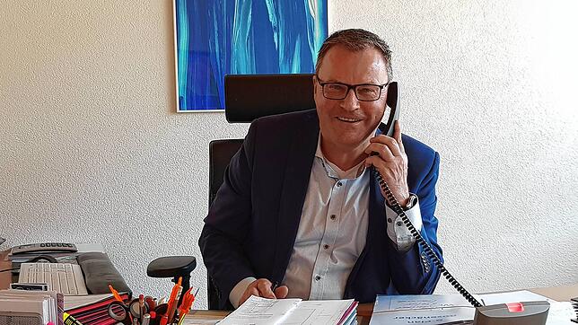 Die Arbeit geht nicht aus. Eggingens Bürgermeister Karlheinz Gantert sitzt in seinem Büro im Rathaus vor seinen Unterlagen.