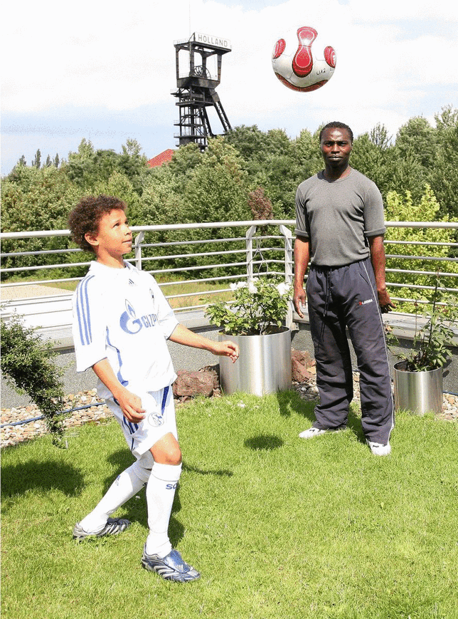 Ein Bild aus früheren Tagen: Souleymane Sané (rechts) beim Fußballtraining mit seinem Sohn Leroy.
