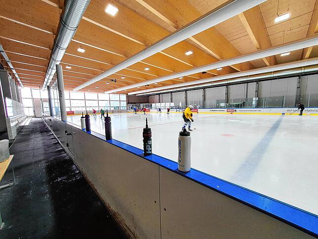 In der Halle zwei ist eigentlich immer Trainingsbetrieb. Für den schnellen Durst zwischendurch stehen hier die Trinkflaschen der ...