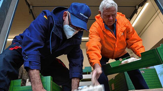 Wer viel laden möchte, muss gut sortieren. Arnim Zumstein (links) und Rudolf Wagner beim Abholen von Lebensmittelspenden für die ...