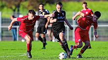 Die Pfullendorfer Julius Brecht (links) und Fabian Selke (rechts) versuchen Lukas Dietrich (SV Mühlhausen) zu stoppen.