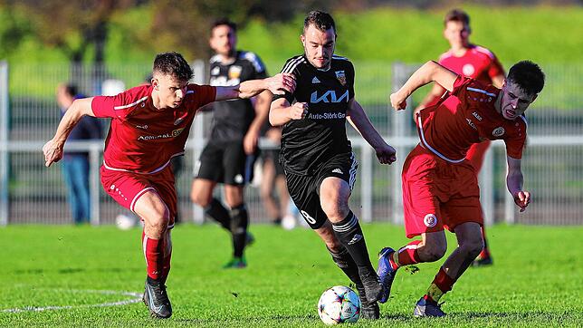 Die Pfullendorfer Julius Brecht (links) und Fabian Selke (rechts) versuchen Lukas Dietrich (SV Mühlhausen) zu stoppen.