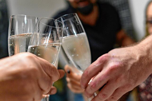 Prost! Ein Sekt mit den Kollegen ist nur dann erlaubt, wenn der Arbeitgeber vorher zugestimmt hat.