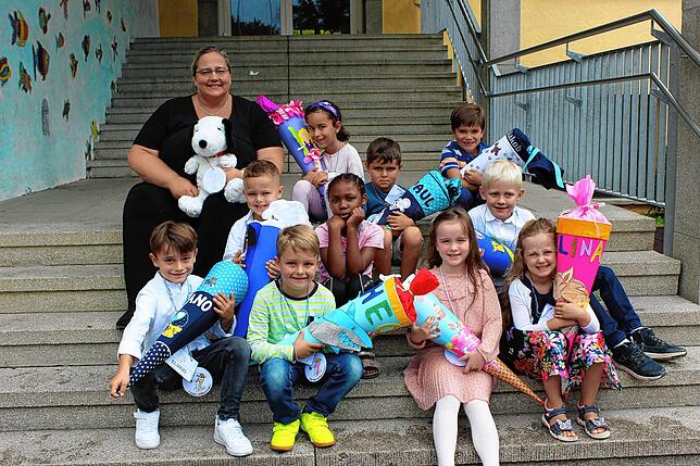 Die Erstklässler der Wiestorschule, Klasse E1, mit Klassenlehrerin Nadine Raquet.