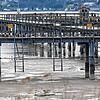 Kein Wasser in Sicht, die Leitern hängen im Trockenen: Am Hafen in Horn macht sich das Niedrigwasser derzeit deutlich bemerkbar.