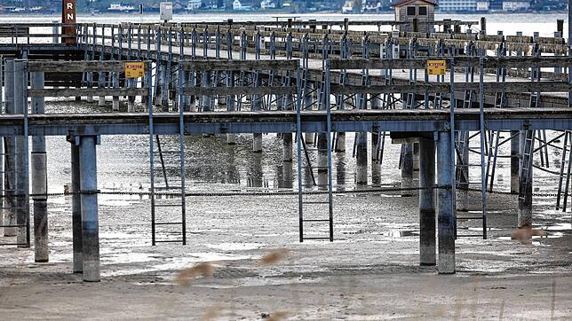 Kein Wasser in Sicht, die Leitern hängen im Trockenen: Am Hafen in Horn macht sich das Niedrigwasser derzeit deutlich bemerkbar.