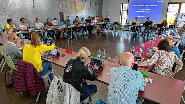 Gemeinderatssitzung in der Mensa der Ostbaarschule: Verwaltung und Gemeinderat debattierten hier unter anderem darüber, wie die Auflagen ...