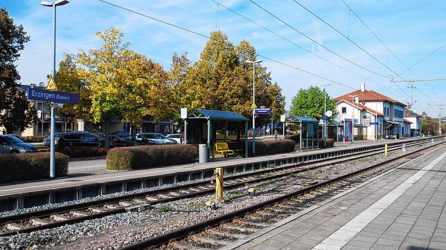 Die Elektrifizierung der Hochrheinbahn soll für Bahnreisende viele Verbesserungen bringen. Am Bahnhof Erzingen soll in diesem Zuge auch ...