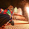 In Aulendorf tanzt eine Eckhexe ums Feuer. Die mystische Maskenbeschwörung am Hexeneck ist Teil der närrischen Tradition und fand auch ...