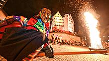 In Aulendorf tanzt eine Eckhexe ums Feuer. Die mystische Maskenbeschwörung am Hexeneck ist Teil der närrischen Tradition und fand auch ...