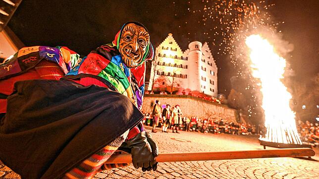 In Aulendorf tanzt eine Eckhexe ums Feuer. Die mystische Maskenbeschwörung am Hexeneck ist Teil der närrischen Tradition und fand auch ...