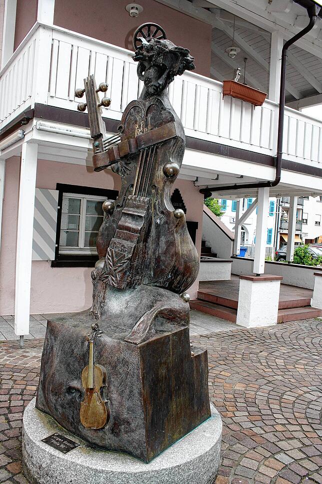 Der Storchenplatz in Wehr wird dominiert von der Bronzeplastik-Statue &bdquo;Viola 90&ldquo; des international bekannten Bildhauers ...