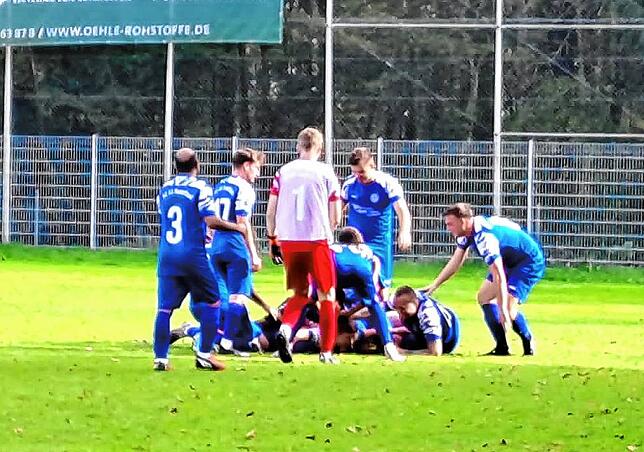 Jubel nach dem Radolfzeller Siegtor von Louis Wackershauser in der Nachspielzeit beim TSV Überlingen/Ried II.