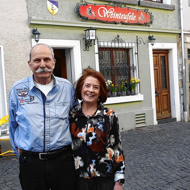Conny und Hans-Peter Kratzer vor dem Weinteufele. Fast elf Jahre begrüßten sie hier mit ihrer sympathischen und humorvollen Art ihre Gäste.