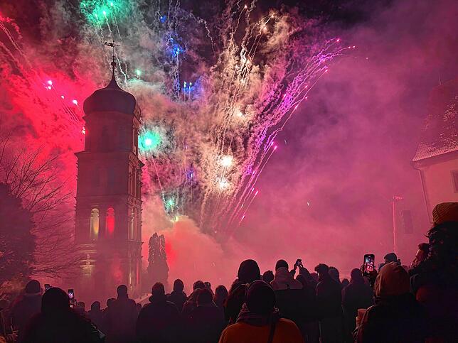 Bild 5: Feuerwerk in Heiligenberg: Lichtershow über dem vernebelten Bodensee