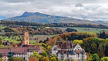 Blick auf das Schloss Blumenfeld (rechts): Das historische Gebäude ist weiter auf viele Ehrenamtliche angewiesen, die sich nicht zuletzt ...