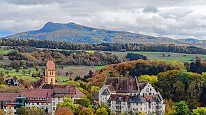 Blick auf das Schloss Blumenfeld (rechts): Das historische Gebäude ist weiter auf viele Ehrenamtliche angewiesen, die sich nicht zuletzt ...