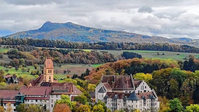 Blick auf das Schloss Blumenfeld (rechts): Das historische Gebäude ist weiter auf viele Ehrenamtliche angewiesen, die sich nicht zuletzt ...