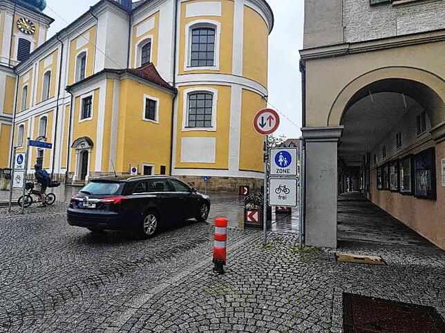 Seit Sonntag, 1. Juni gilt: Der Platz an der Stadtkirche ist eine Fußgängerzone, die Durchfahrt für Fahrzeuge eigentlich verboten.