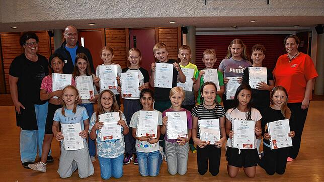16 von 21 Kindern der vierten Klasse der Grundschule Birkendorf sind jetzt „Echte Juniorhelfer-Löwen“. Sie können nach dem ...